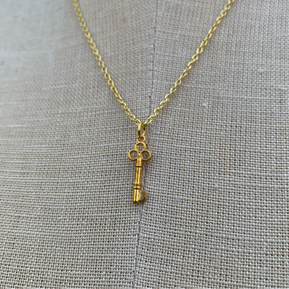NWT Sterling Silver Plated 2-Tone Gold Chain & Mini Key Charm Necklace - Picture 12 of 15